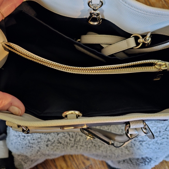 There are many brands of purses and clothing all are negotiable - Picture 13 of 16